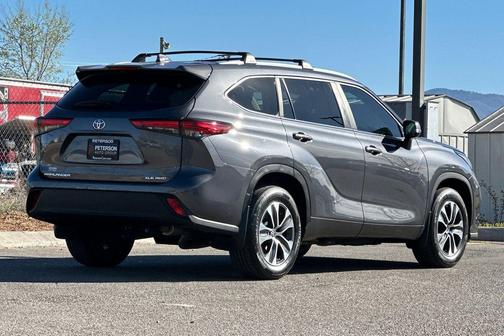 Magnetic Gray Metallic 2023 Toyota Highlander XLE