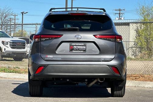 Magnetic Gray Metallic 2023 Toyota Highlander XLE