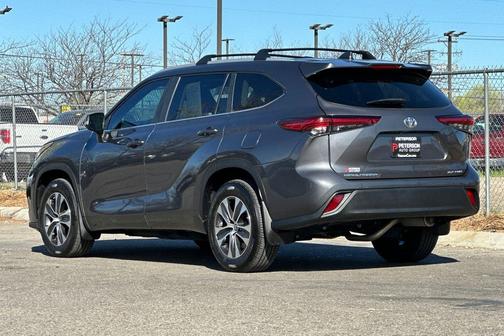 Magnetic Gray Metallic 2023 Toyota Highlander XLE