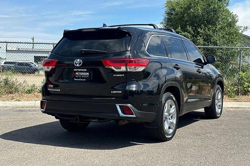 Midnight Black Metallic 2017 Toyota Highlander Hybrid Platinum