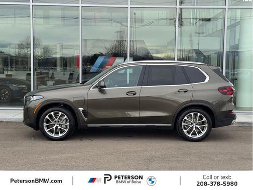 Manhattan Green Metallic 2026 BMW X5 PHEV xDrive50e