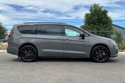 Ceramic Gray Clearcoat 2023 Chrysler Pacifica Limited