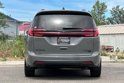 Ceramic Gray Clearcoat 2023 Chrysler Pacifica Limited