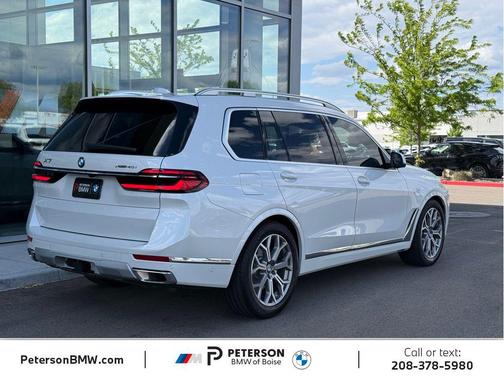 Mineral White Metallic 2025 BMW X7 xDrive40i