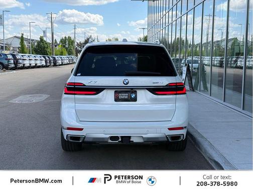 Mineral White Metallic 2025 BMW X7 xDrive40i