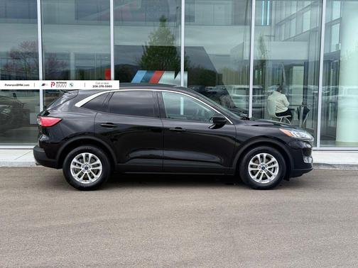 Black Metallic 2022 Ford Escape SE