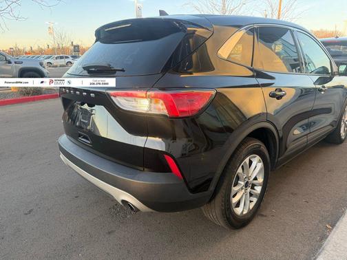 Black Metallic 2022 Ford Escape SE