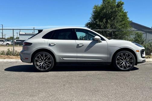 Carrara White Metallic 2025 Porsche Macan Macan
