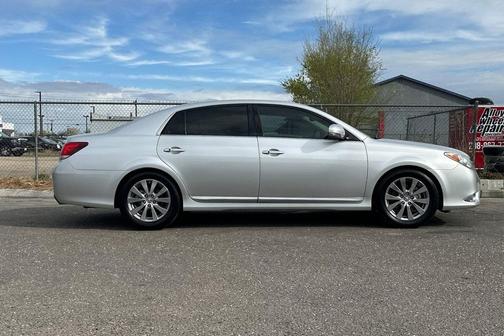Classic Silver Metallic 2011 Toyota Avalon Limited