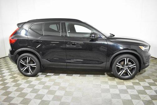 2022 Volvo XC40 T5 R-Design