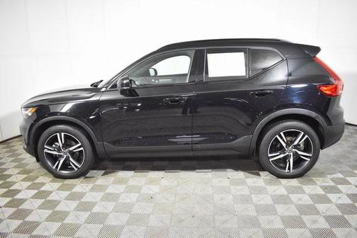 2022 Volvo XC40 T5 R-Design
