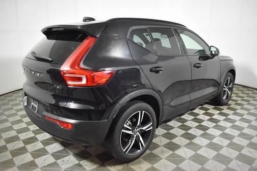 2022 Volvo XC40 T5 R-Design
