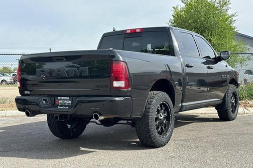 Brilliant Black Crystal Pearlcoat 2018 RAM 1500 Sport