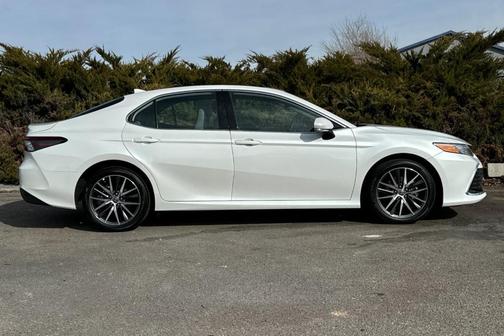 2024 Toyota Camry Hybrid XLE