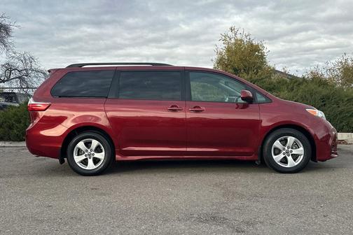 2018 Toyota Sienna LE