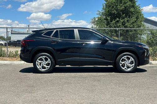 Mosaic Black Metallic 2024 Chevrolet Trax LS