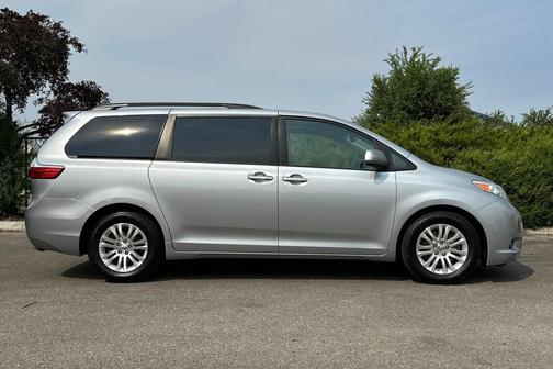 2016 Toyota Sienna XLE
