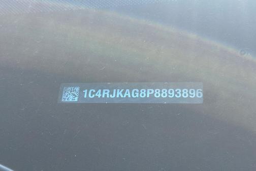 Diamond Black Crystal Pearlcoat 2023 Jeep Grand Cherokee L Altitude