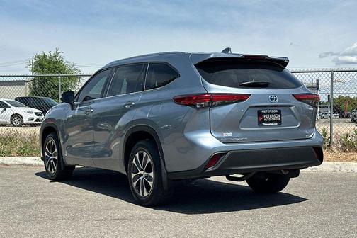 Moon Dust 2020 Toyota Highlander Hybrid XLE