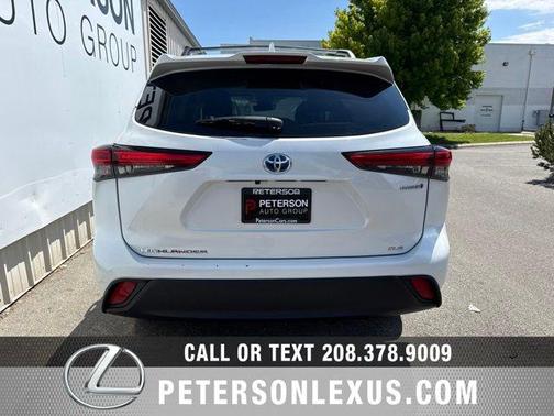 Wind Chill Pearl 2023 Toyota Highlander Hybrid XLE