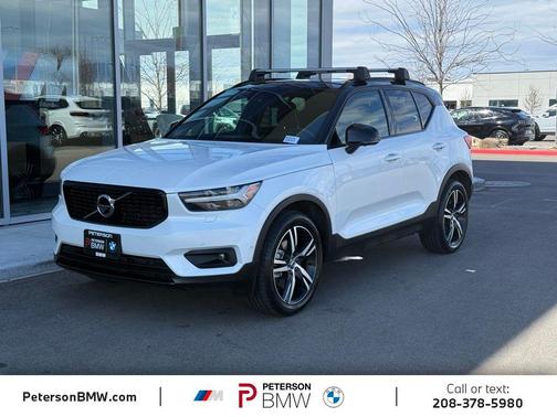 Crystal White Metallic 2021 Volvo XC40 T5 R-Design