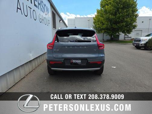 Thunder Grey Metallic 2022 Volvo XC40 T5 Inscription