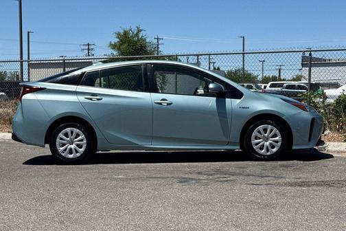 Pearl 2022 Toyota Prius LE