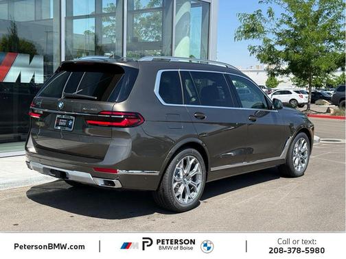 Manhattan Green Metallic 2027 BMW X7 xDrive40i