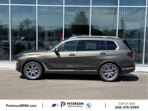 Manhattan Green Metallic 2027 BMW X7 xDrive40i