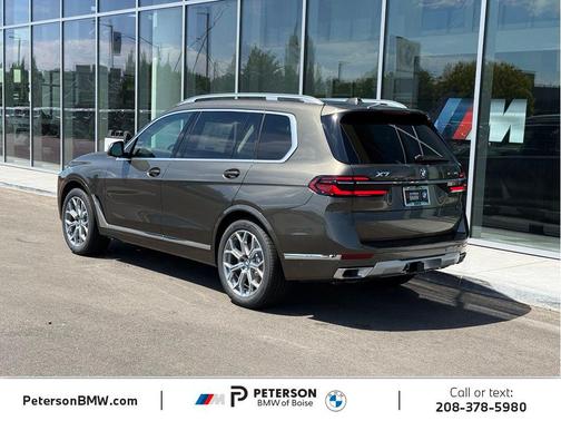 Manhattan Green Metallic 2027 BMW X7 xDrive40i