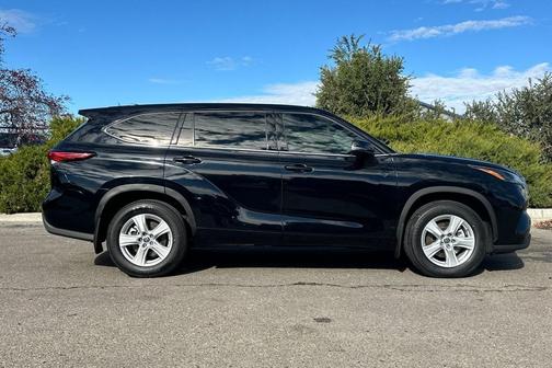 2022 Toyota Highlander LE