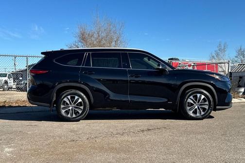 2022 Toyota Highlander Hybrid XLE