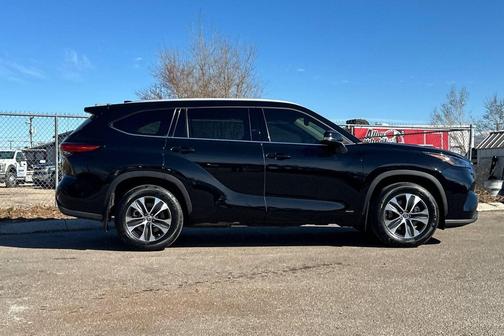 2022 Toyota Highlander Hybrid XLE