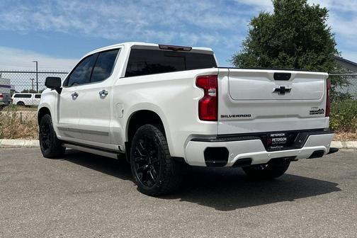 Iridescent Pearl Tricoat 2024 Chevrolet Silverado 1500 High Country