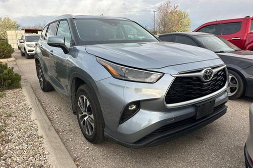 Moon Dust 2022 Toyota Highlander XLE