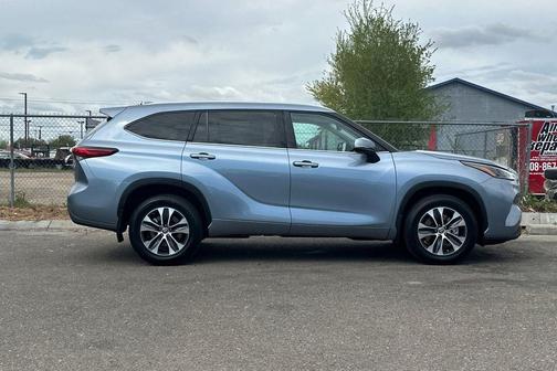 Moon Dust 2022 Toyota Highlander XLE