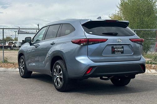 Moon Dust 2022 Toyota Highlander XLE