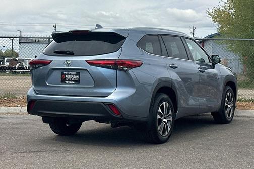 Moon Dust 2022 Toyota Highlander XLE