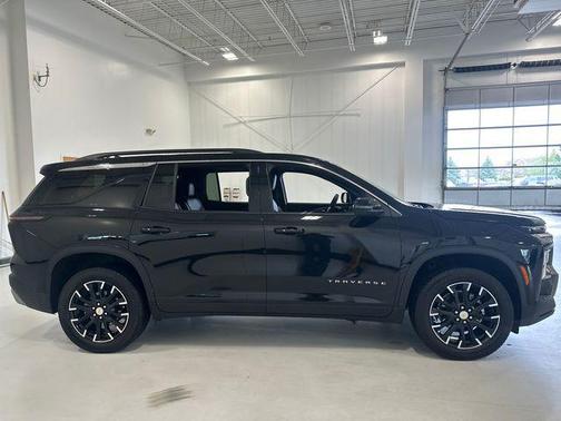 Mosaic Black Metallic 2025 Chevrolet Traverse LT
