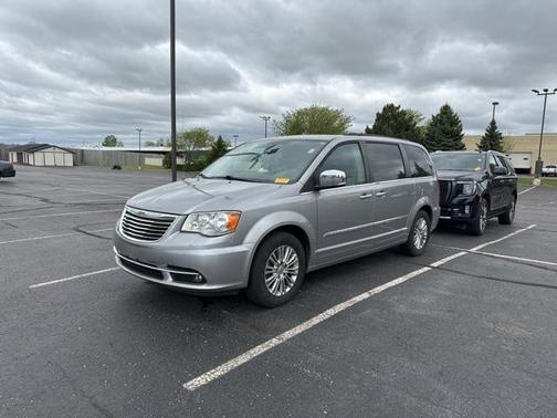 2016 Chrysler Town & Country Touring-L
