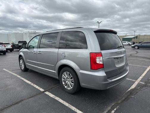 2016 Chrysler Town & Country Touring-L