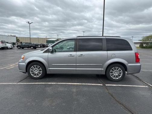 2016 Chrysler Town & Country Touring-L