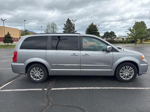 2016 Chrysler Town & Country Touring-L