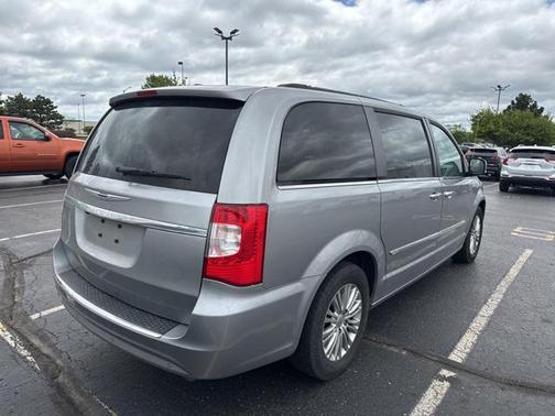 2016 Chrysler Town & Country Touring-L