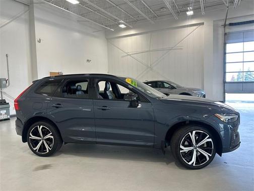 2022 Volvo XC60 B6 R-Design