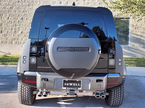 2026 Land Rover Defender 110 V8