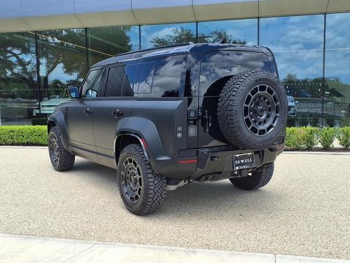 Narvik Black 2026 Land Rover Defender P635 OCTA Black