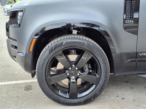 2026 Land Rover Defender V8