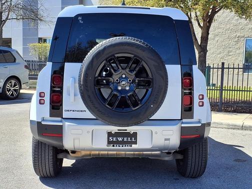 2025 Land Rover Defender 110 P300