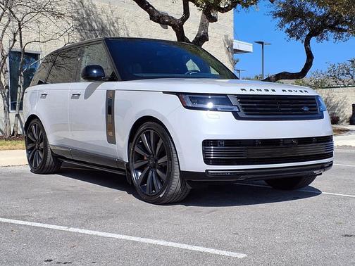 2026 Land Rover Range Rover P615 SV
